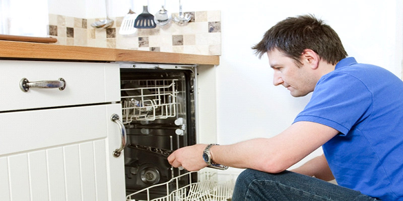 مردی درحال گذاشتن ظرفی درون ماشین ظرفشویی